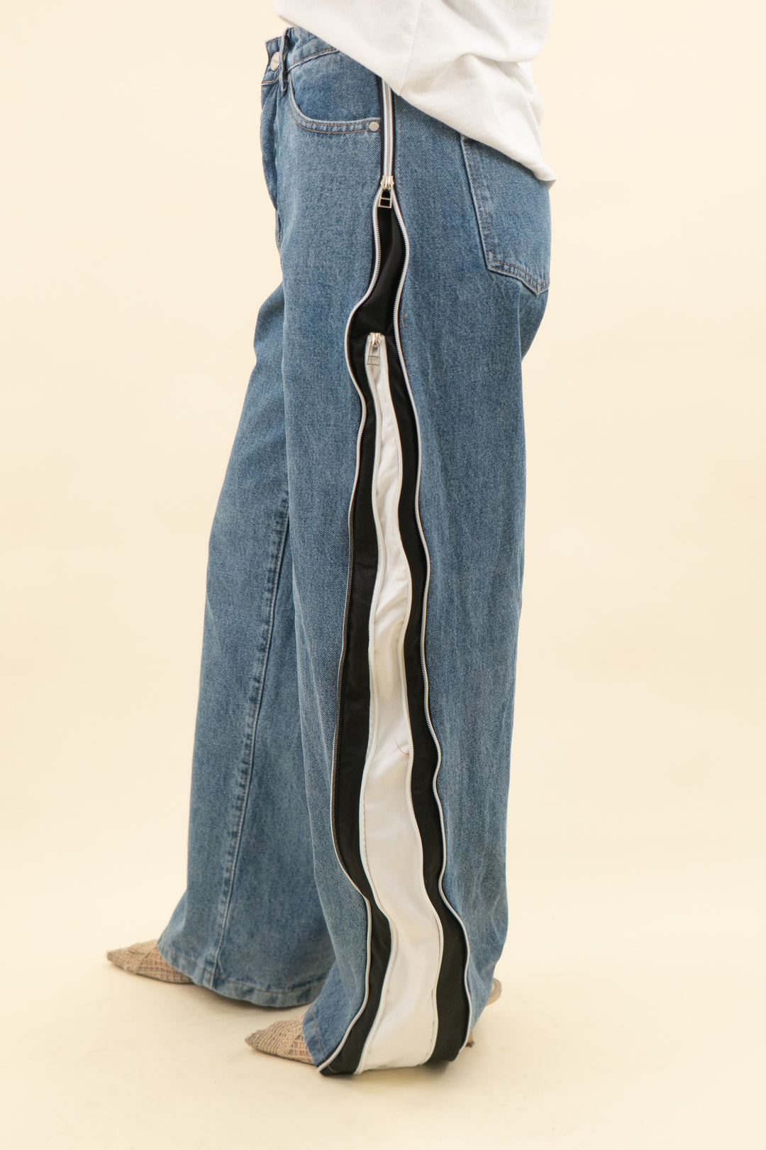 windsor medium wash zipper jeans nwt (26; retail $54)