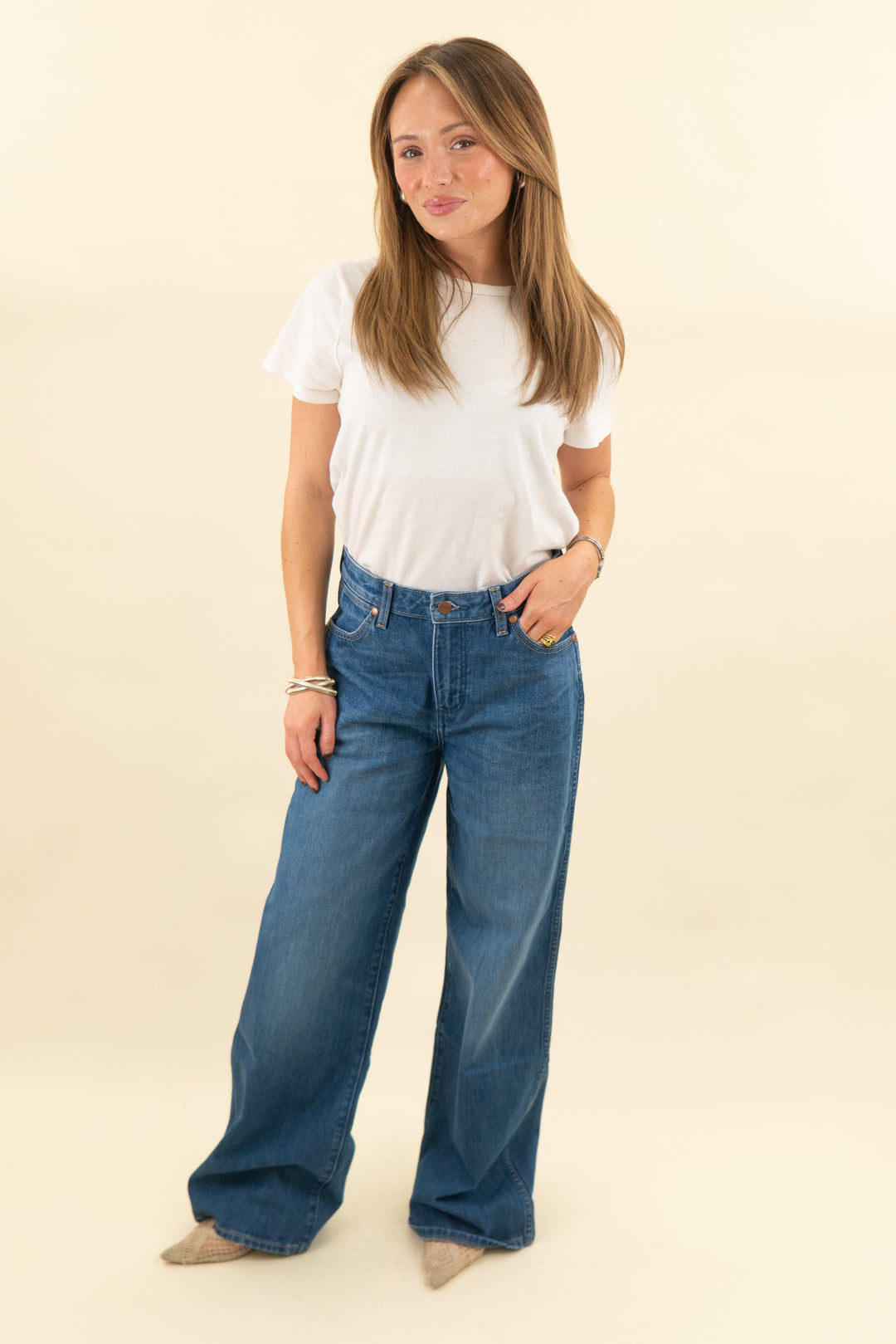 wrangler medium wash jeans nwt (26; retail $99)