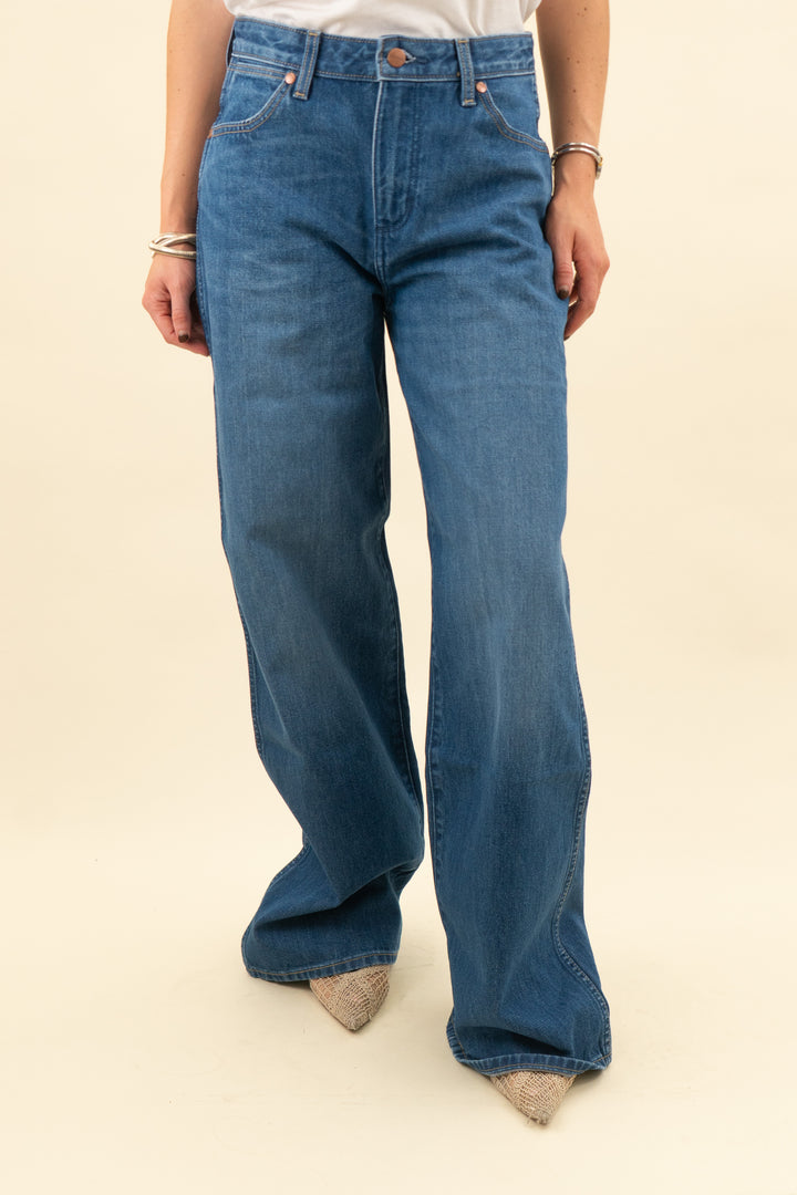 wrangler medium wash jeans nwt (26; retail $99)