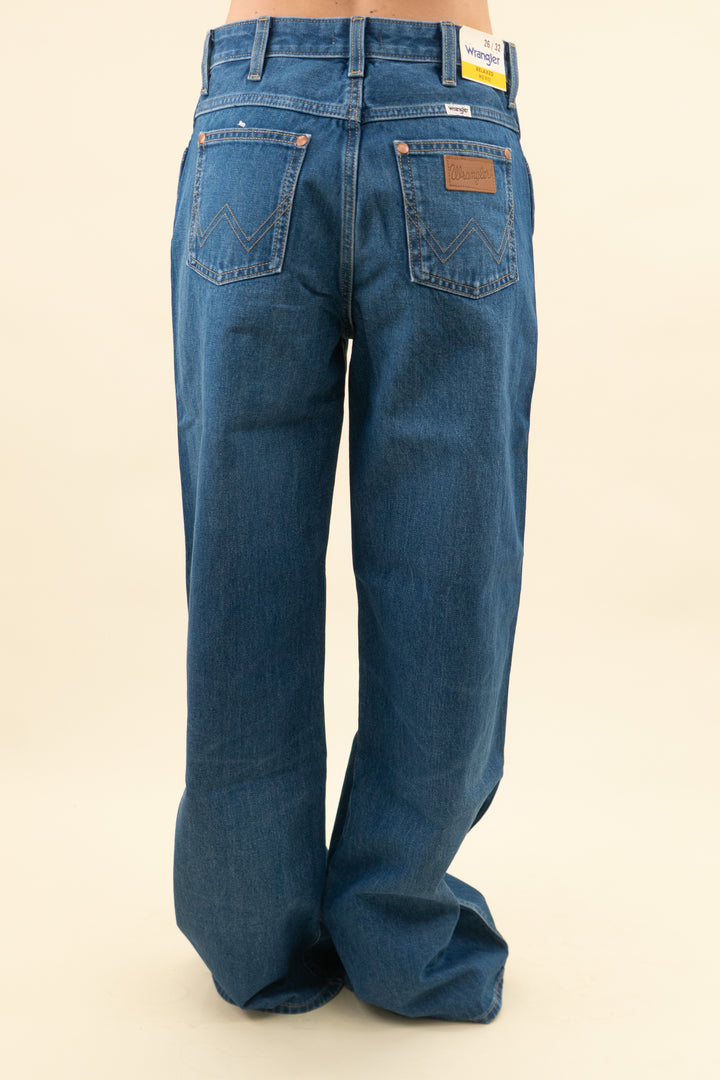wrangler medium wash jeans nwt (26; retail $99)