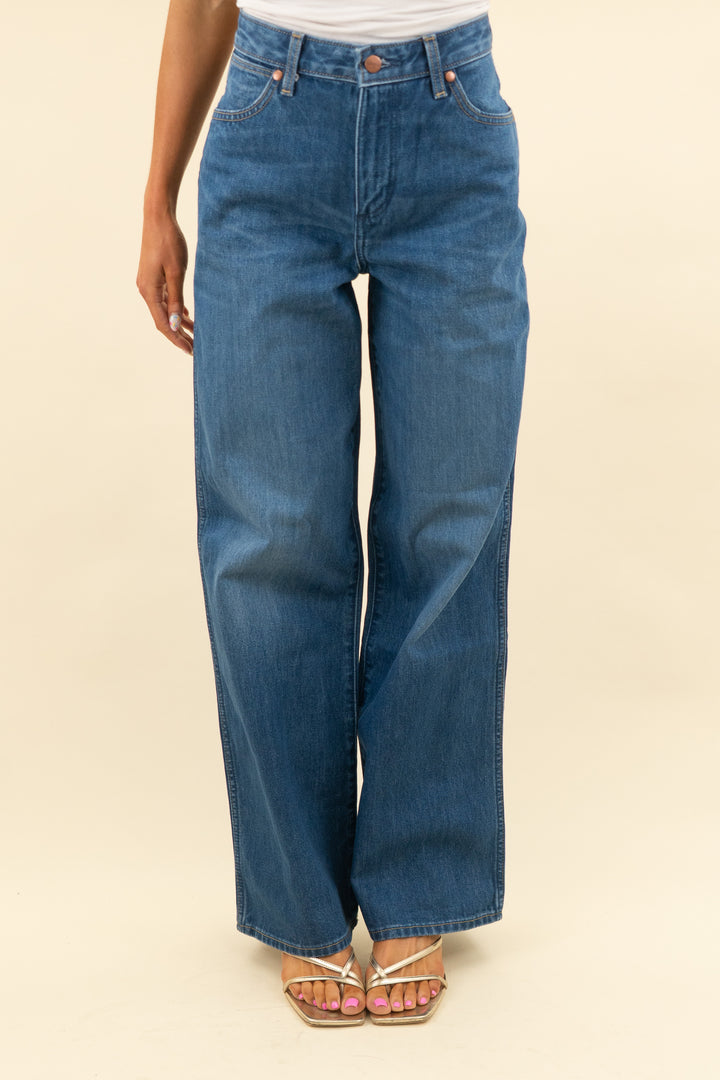 wrangler medium wash relaxed jeans nwt (26; retail $99)