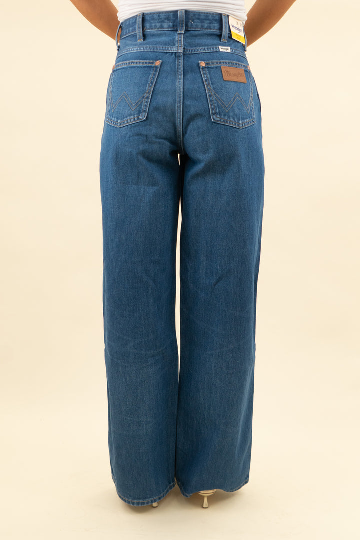 wrangler medium wash relaxed jeans nwt (26; retail $99)