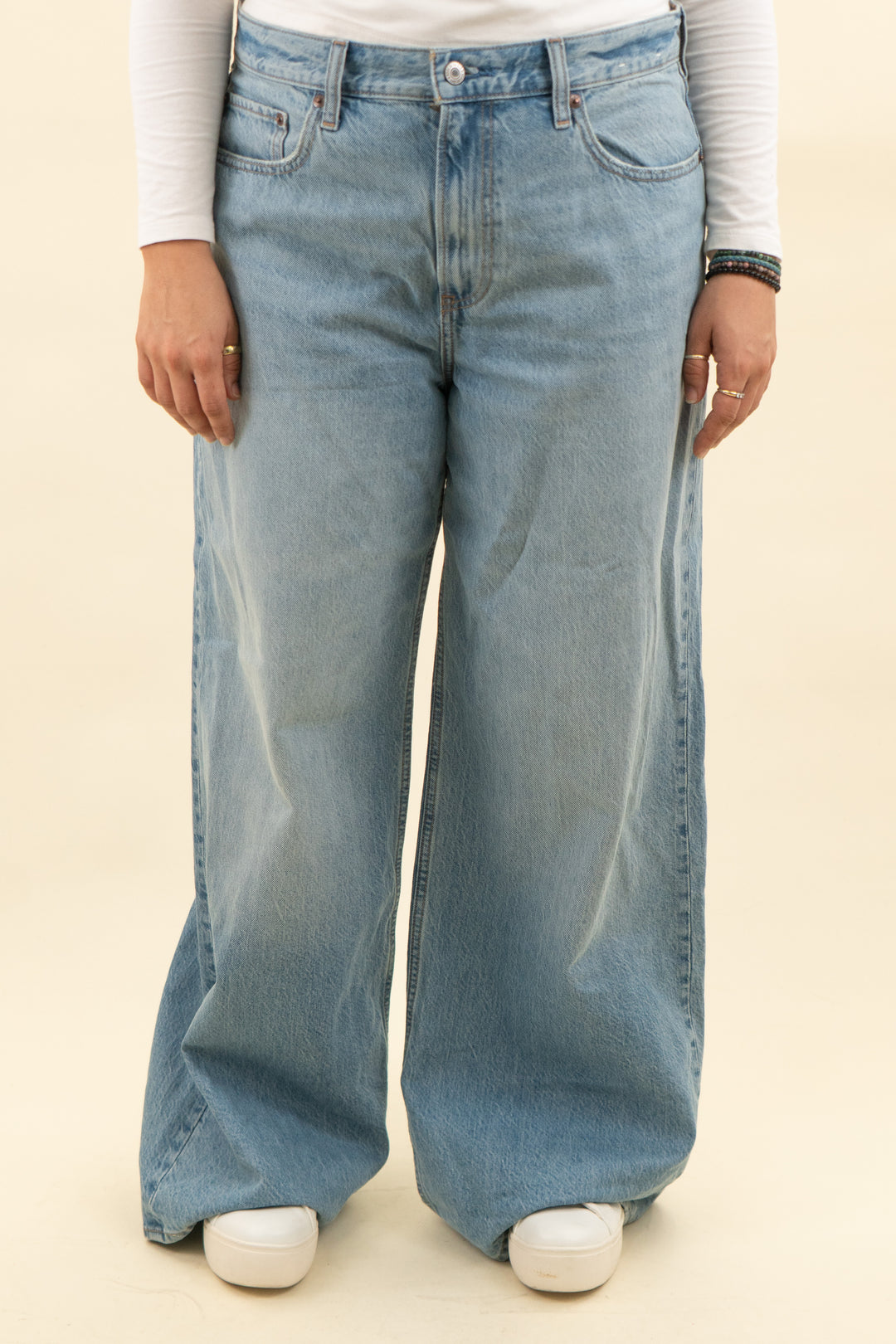 abercrombie & fitch light wash high rise wide leg jean nwt (31L; retail $90)