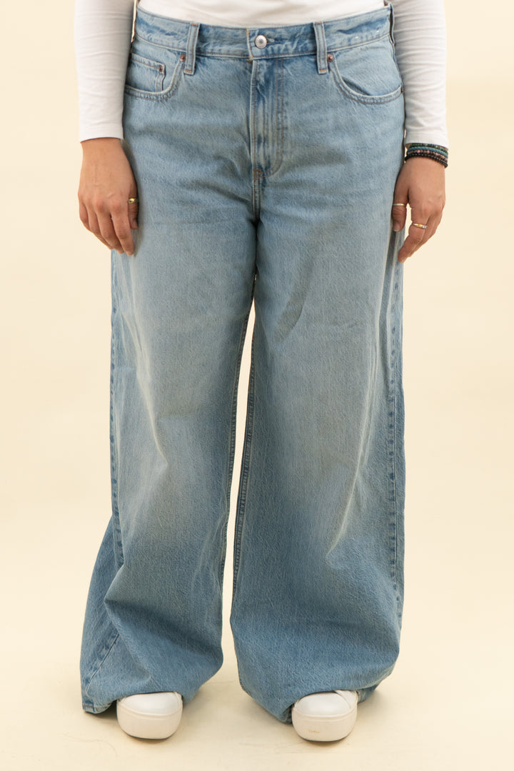 abercrombie & fitch light wash high rise wide leg jean nwt (31L; retail $90)