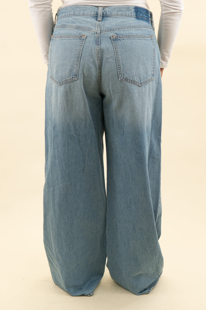 abercrombie & fitch light wash high rise wide leg jean nwt (31L; retail $90)