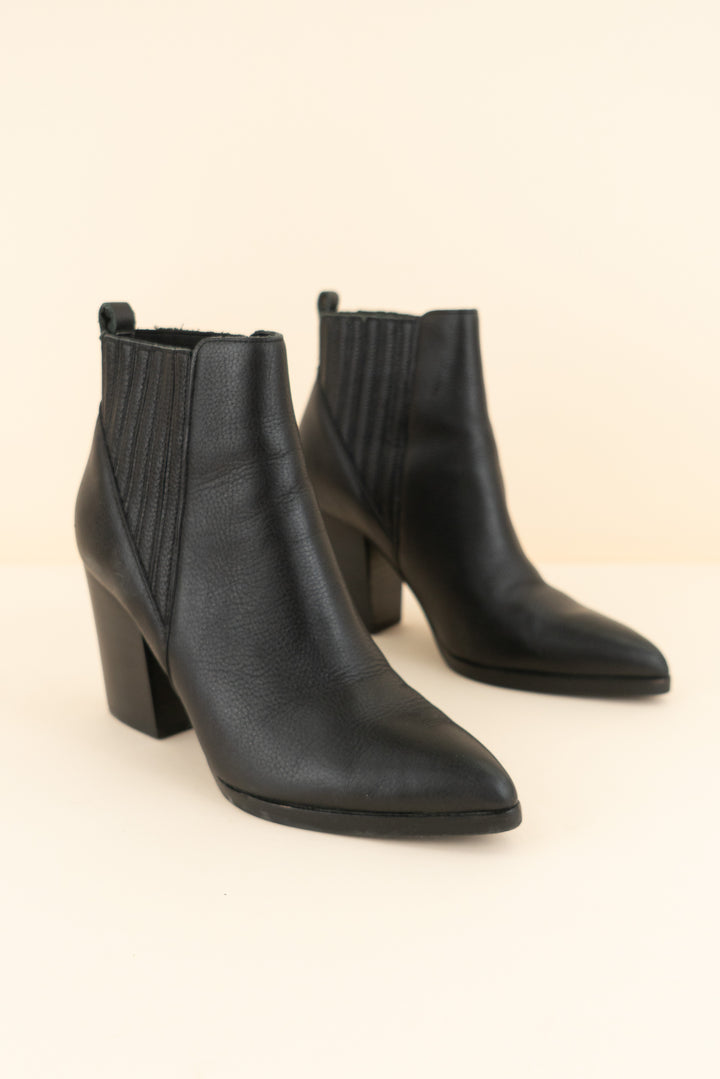 marc fisher black leather pointed toe chelsea boots (8; retail $160)