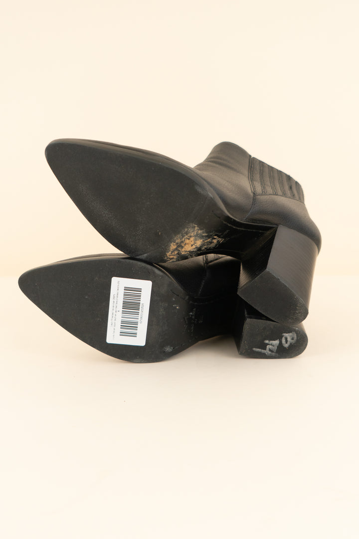 marc fisher black leather pointed toe chelsea boots (8; retail $160)