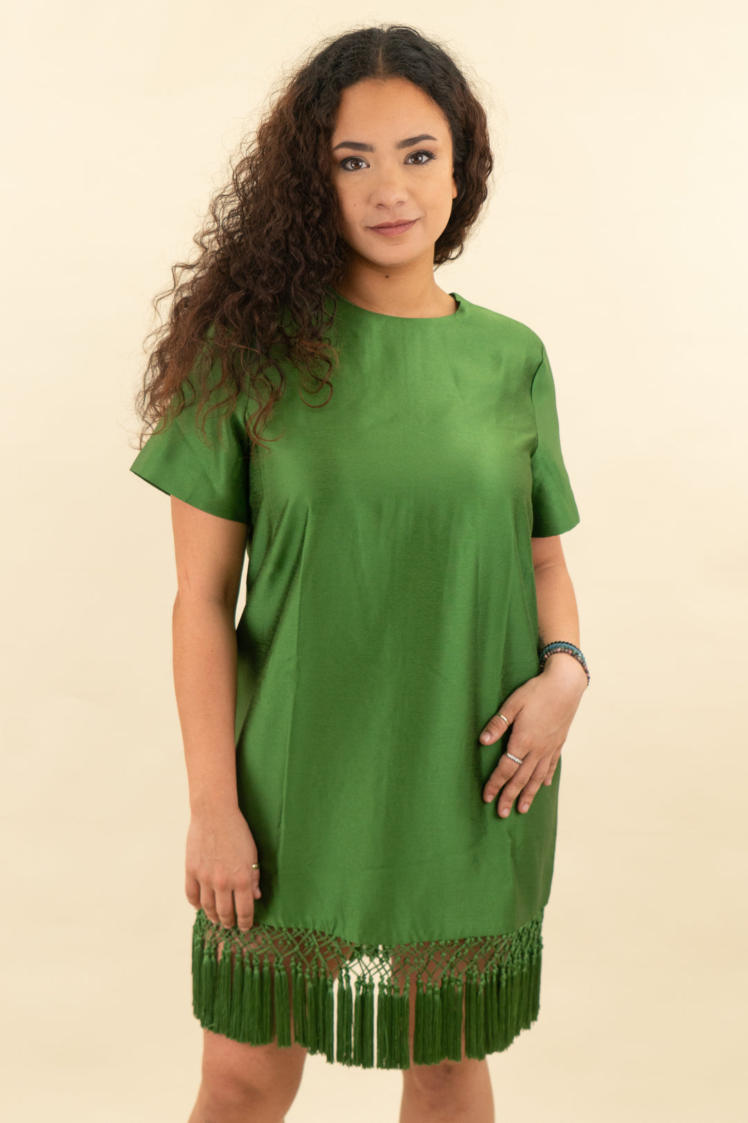 tuckernuck kelly green short sleeve dress with fringe hem nwt (m; retail $298)