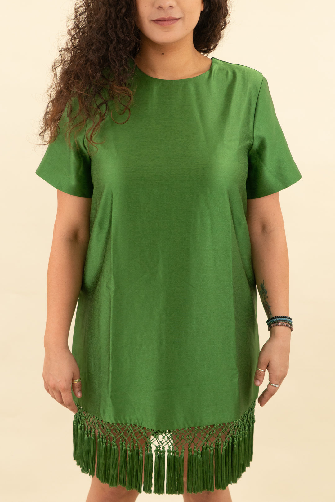 tuckernuck kelly green short sleeve dress with fringe hem nwt (m; retail $298)