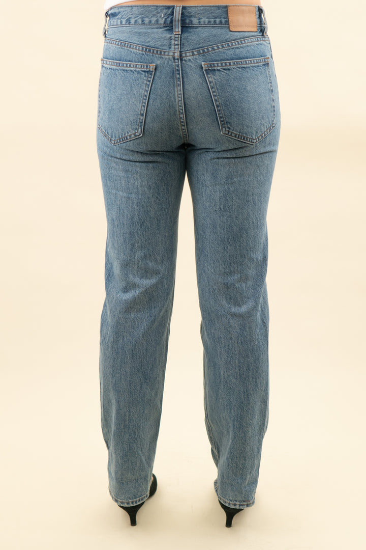 aritzia denim forum 90's classic mid straight medium wash (28; retail $110)