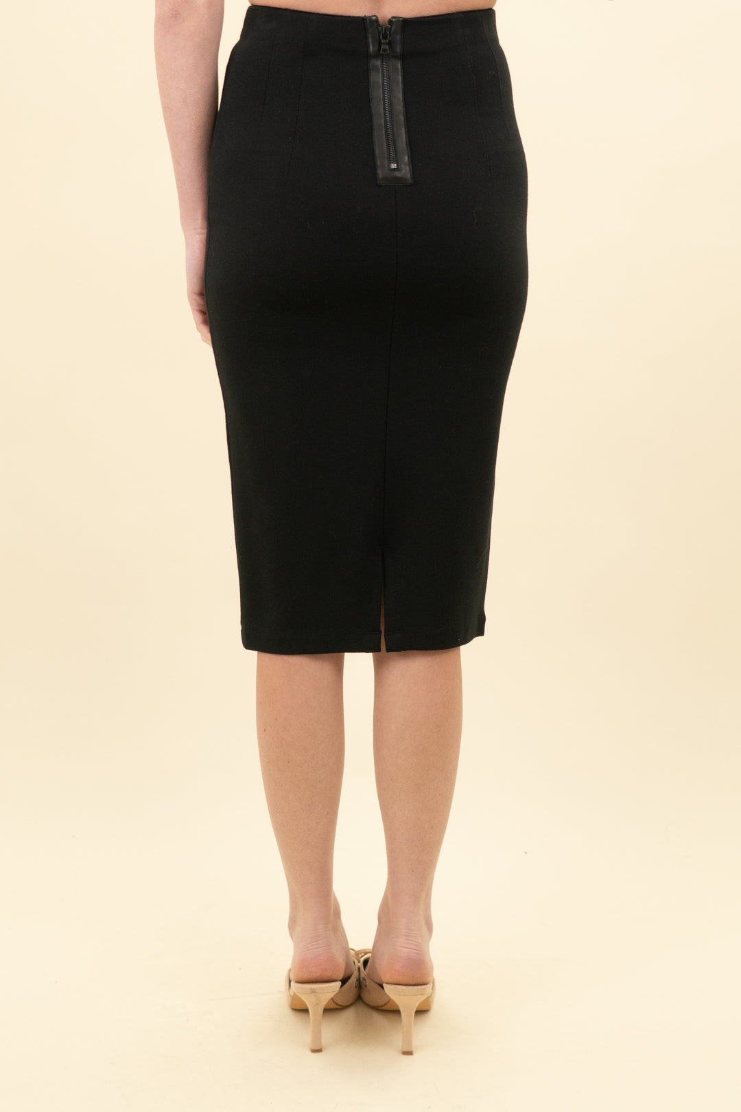 alice & olivia black pencil skirt (4; retail $295)