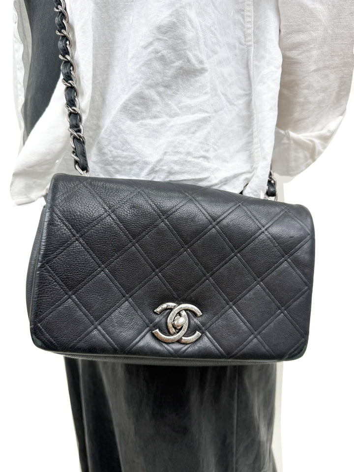Chanel New Chic Flap Bag in Black (vintage)