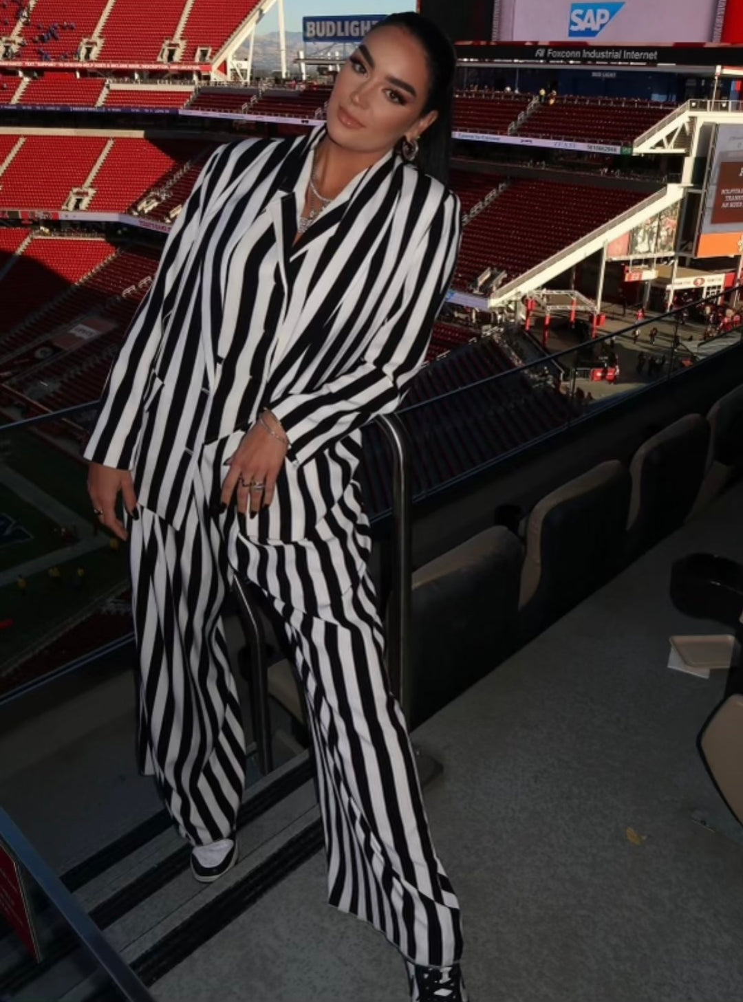 never fully dressed black/white striped set (10)