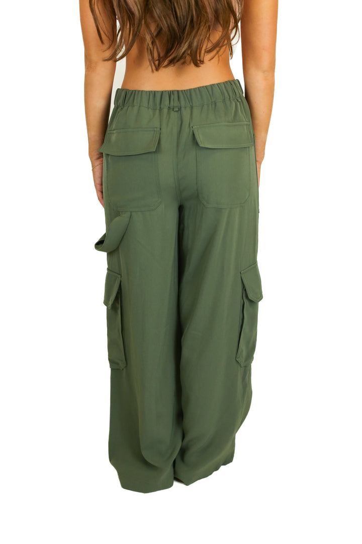 Aaron & Amber Olive Wide Leg Cargo Pants (M)