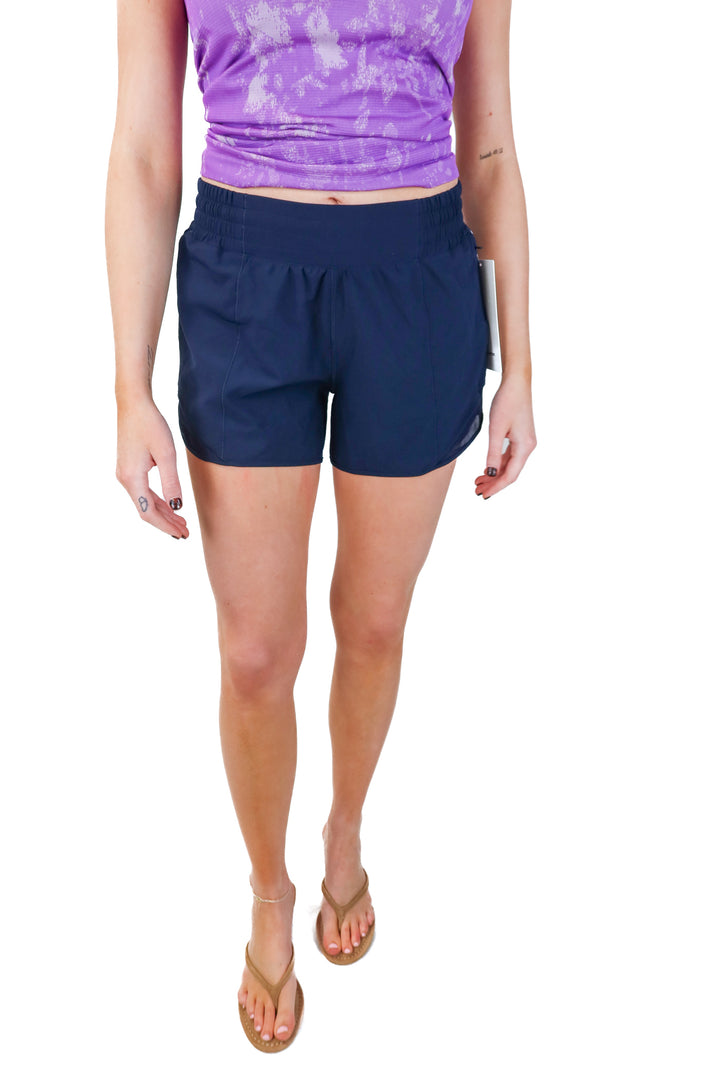 lululemon "hotty hot short 4" NWT (6; retails $68)