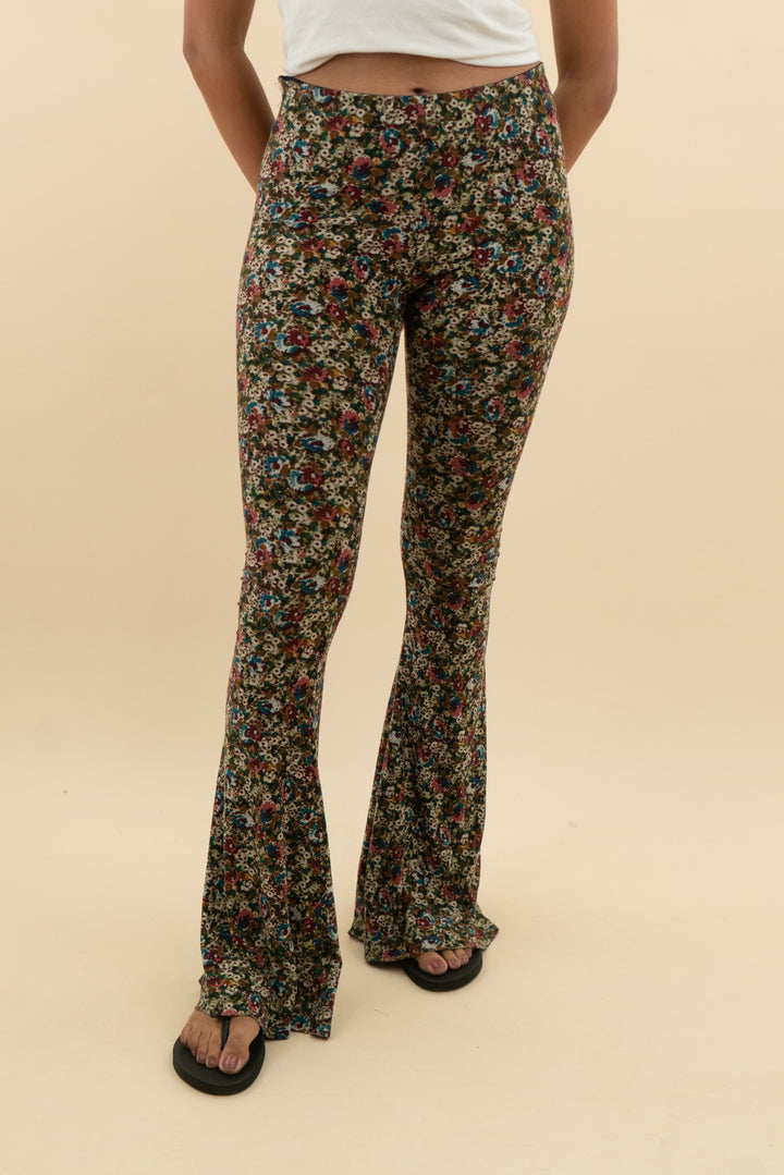 show me your mumu multicolor floral flare pull on pants (l; retail $148)