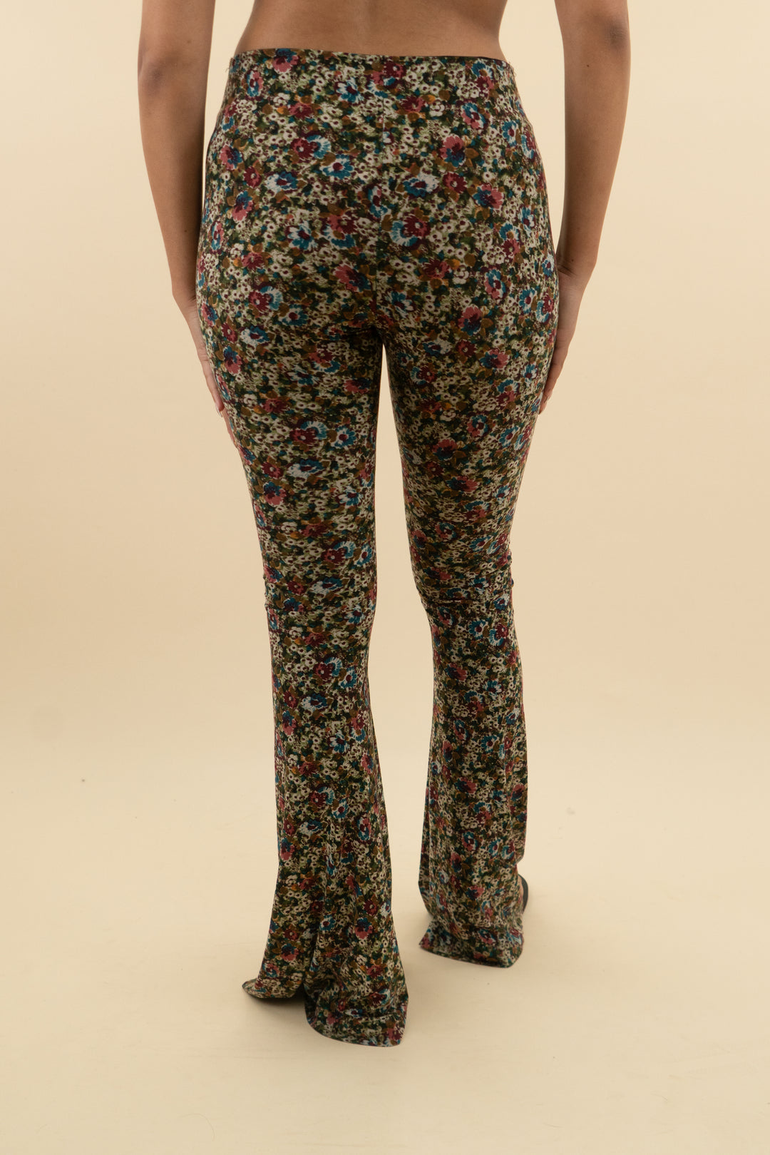 show me your mumu multicolor floral flare pull on pants (l; retail $148)