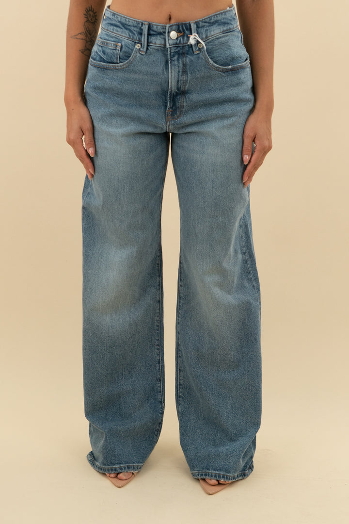 good american medium wash relaxed flare jean nwt (4; retail $169)
