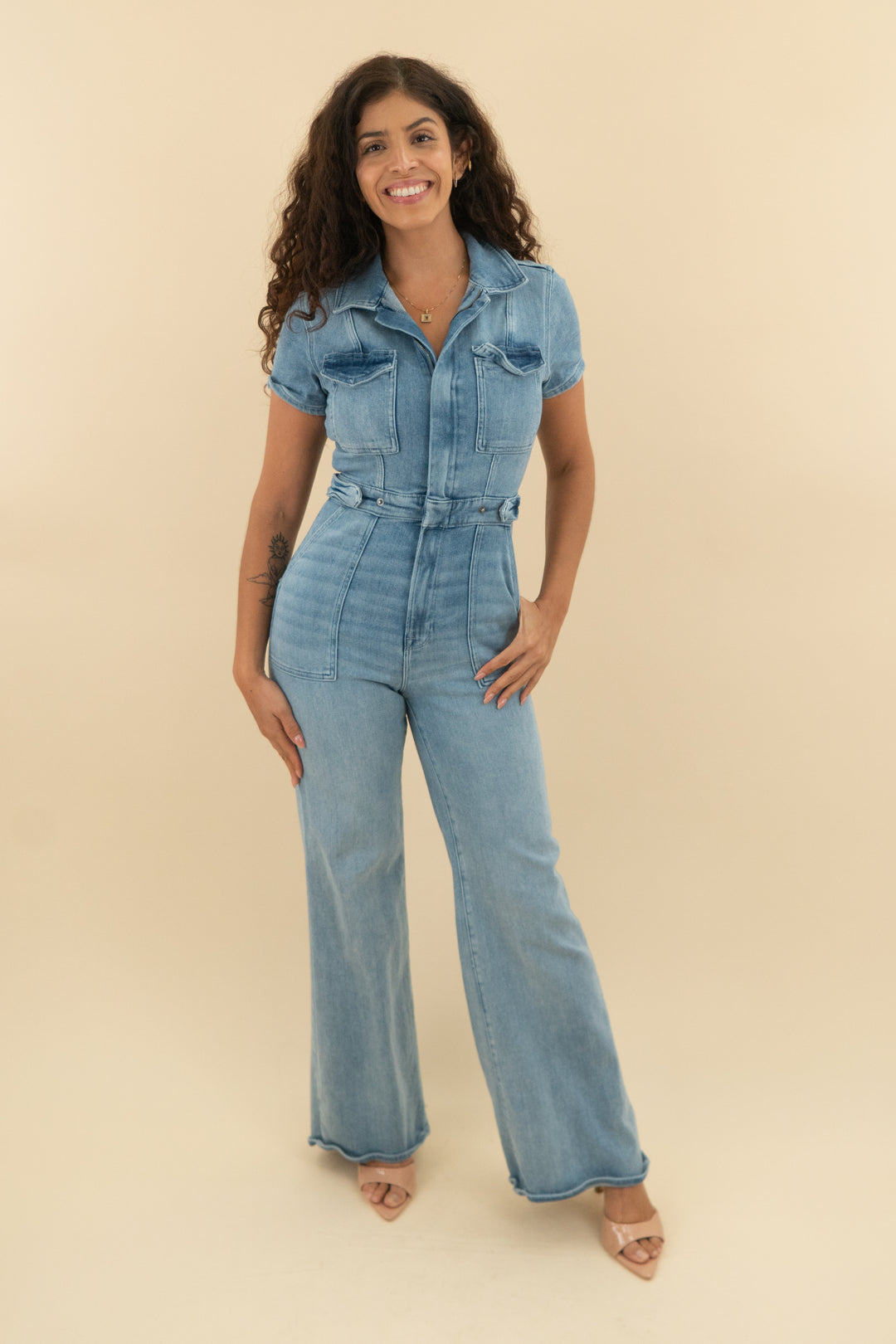 good american light wash denim flared short sleeve jumpsuit (2; retail $179)