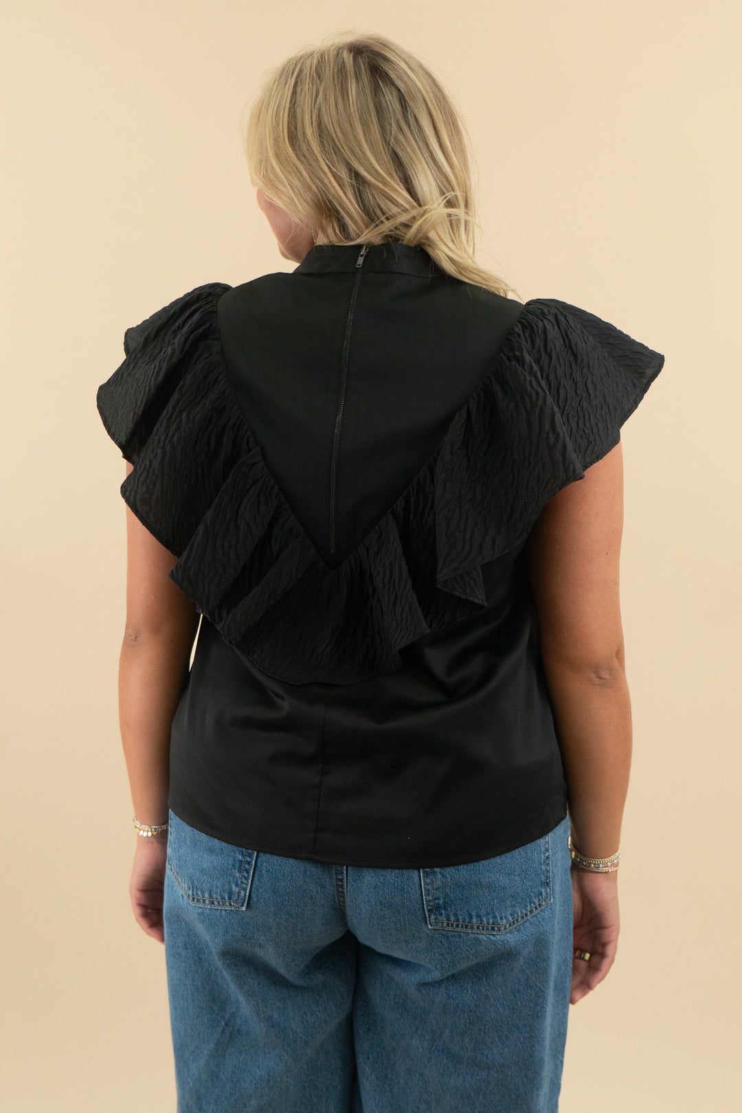 crosby black single ruffle short sleeve satin top (l: retail $158)
