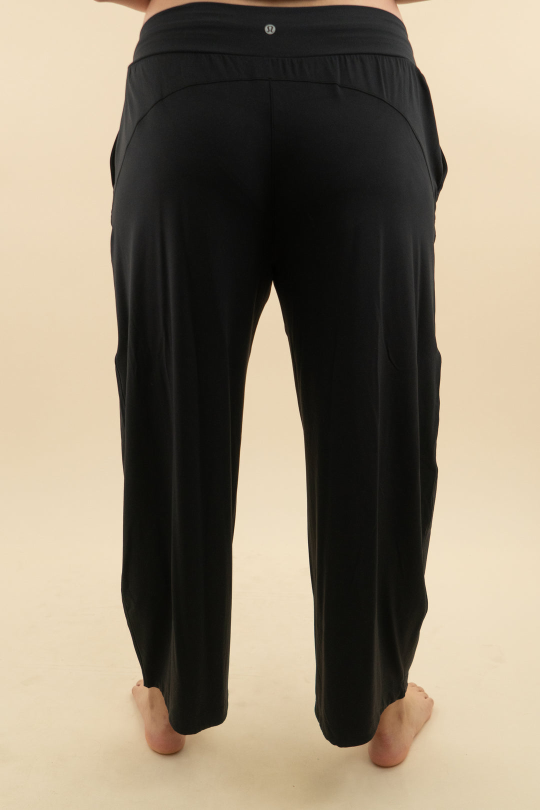 lululemon black low rise relaxed cinch pant nwt (l; retail $128)