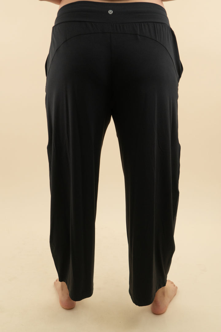 lululemon black low rise relaxed cinch pant nwt (l; retail $128)
