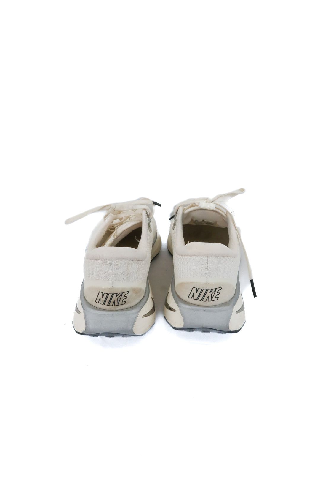 nike white sneaker (9.5)
