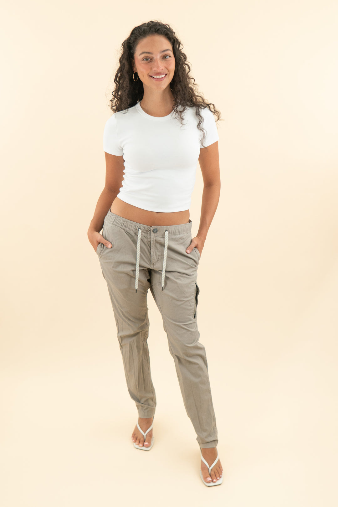 vuori dark taupe birch cargo pant (m; retail $128)