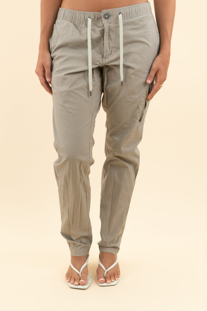 vuori dark taupe birch cargo pant (m; retail $128)