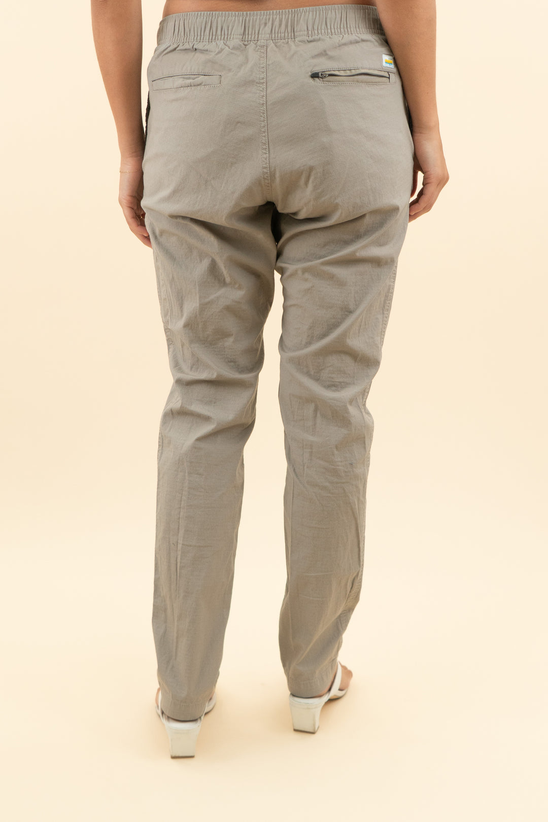 vuori dark taupe birch cargo pant (m; retail $128)