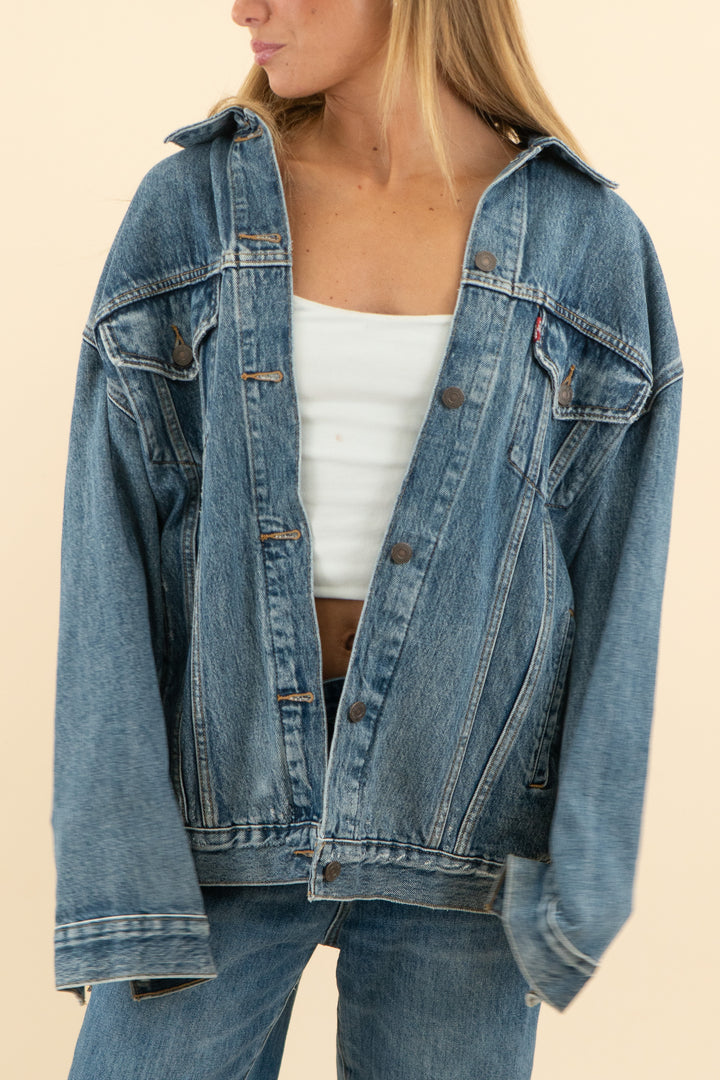 AUCTION levis premium medium wash denim jacket with gold rhinestone fringe (m)