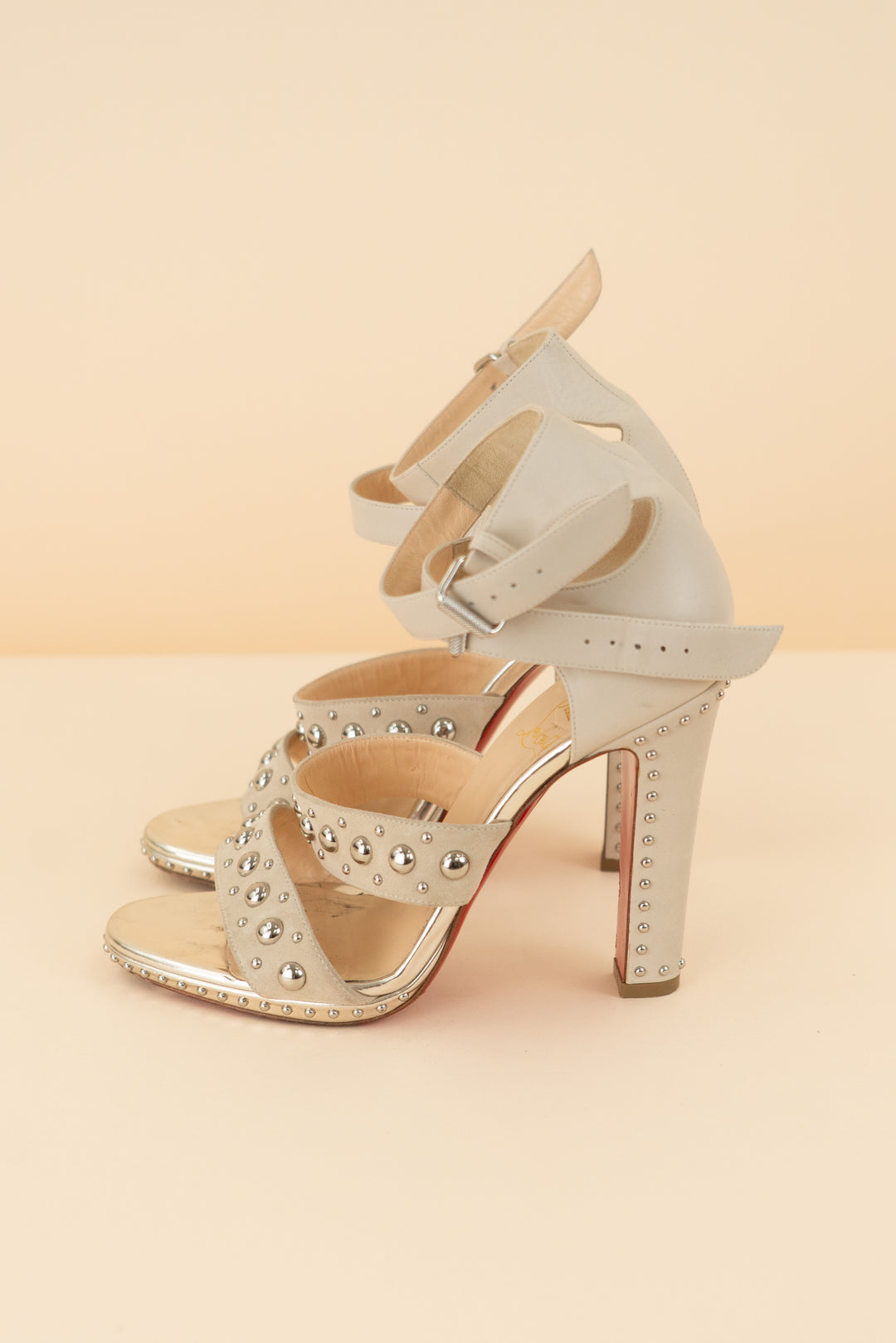 AUCTION christian louboutin cream leather silver studded red bottom heels (38)