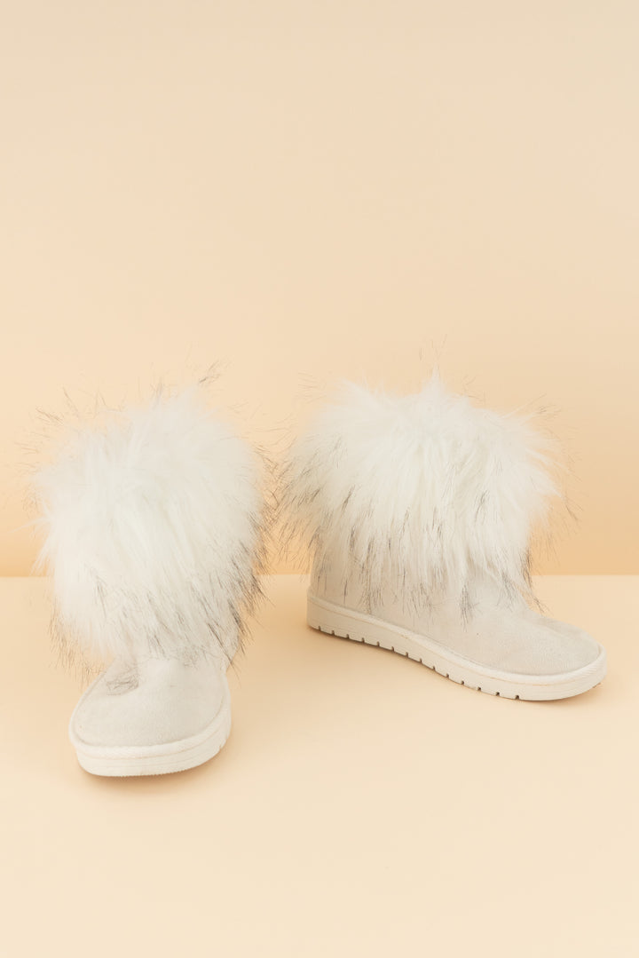 AUCTION white suede fur booties (8)