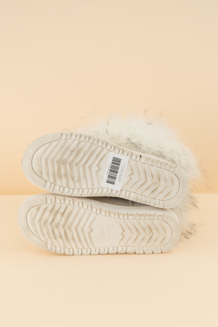 AUCTION white suede fur booties (8)