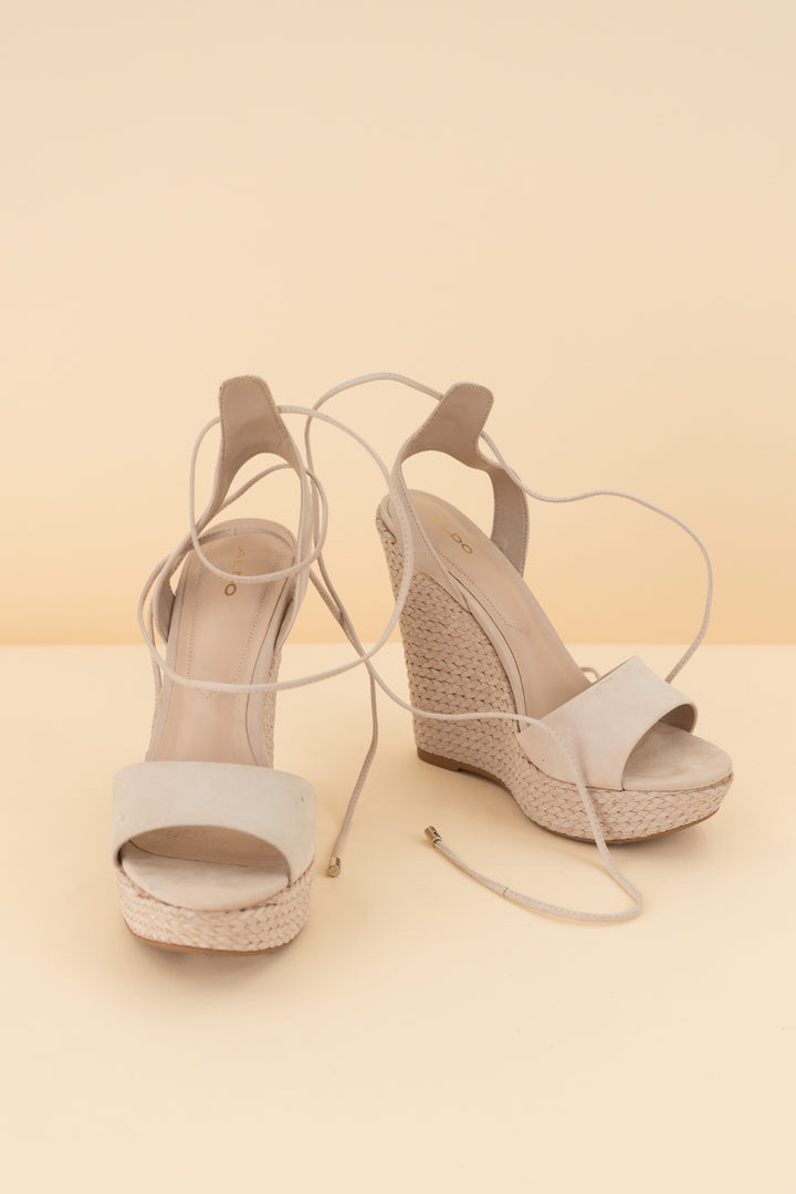 AUCTION aldo light pinkish tan woven wedge heels (8)