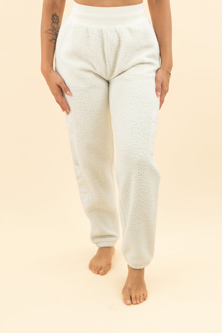 AUCTION alo white fleece cargo pants (xs)