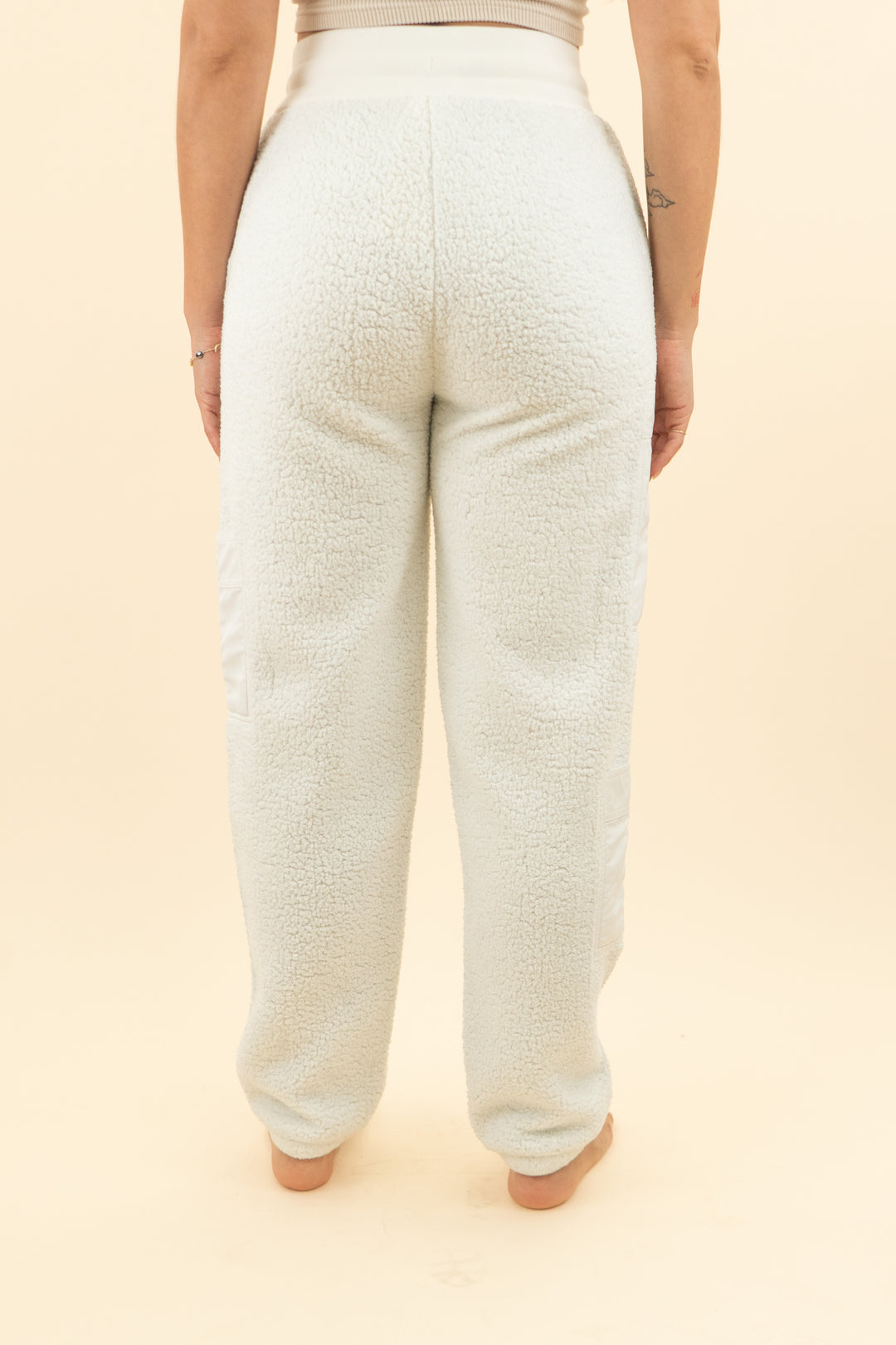 AUCTION alo white fleece cargo pants (xs)