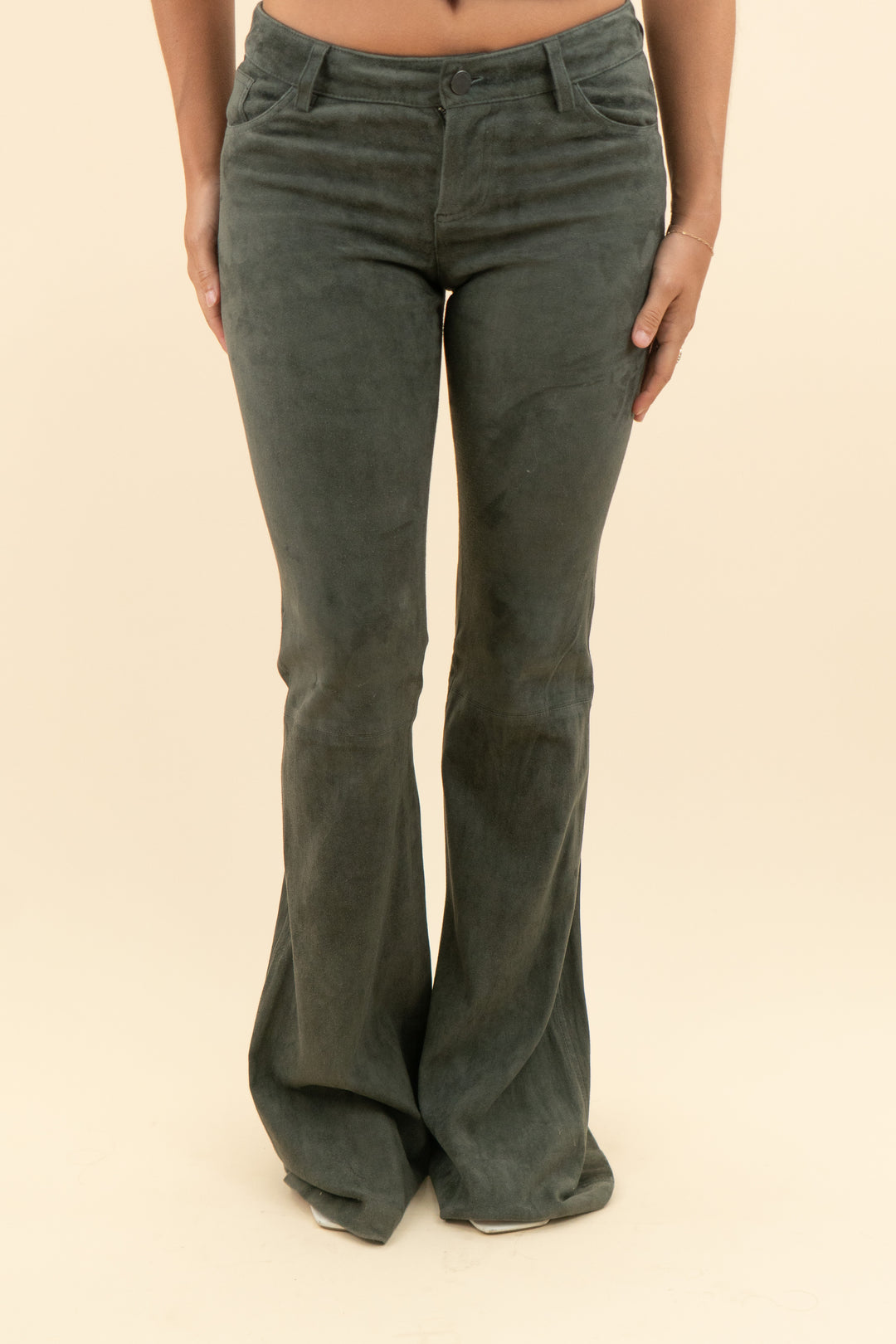alice + olivia grey suede flare pants (4; retail $1200)