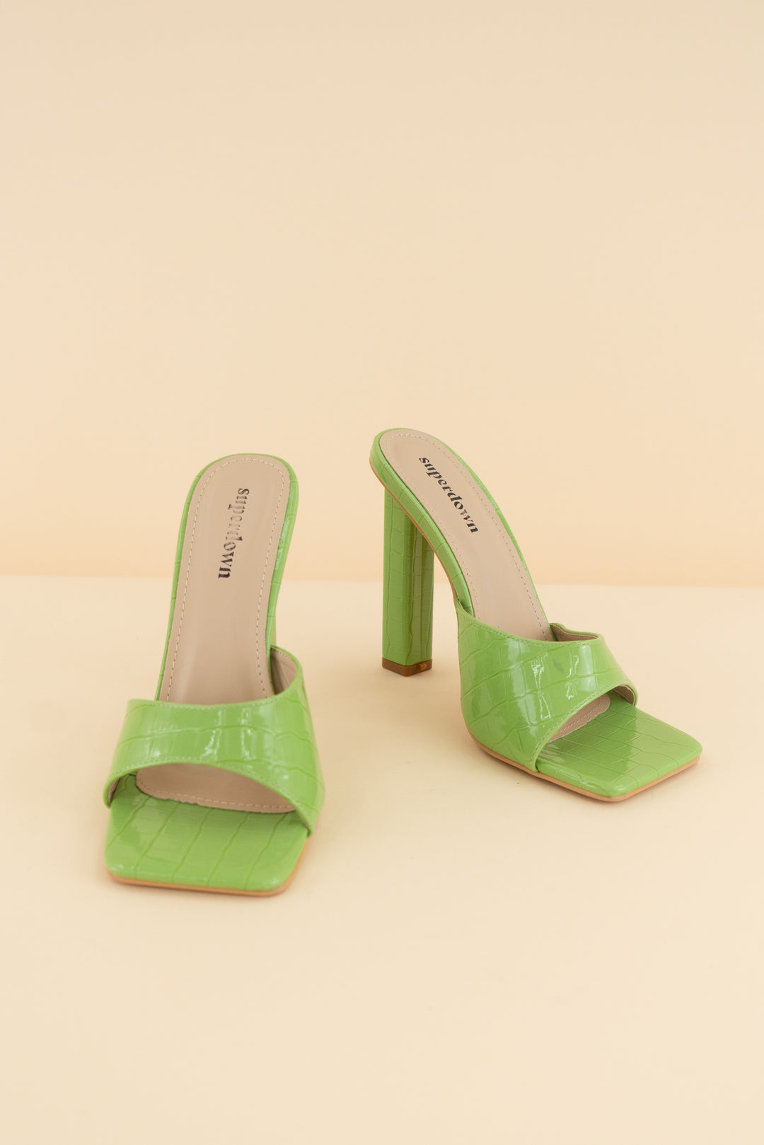 AUCTION super down light green snakeskin print open toe heels (8)