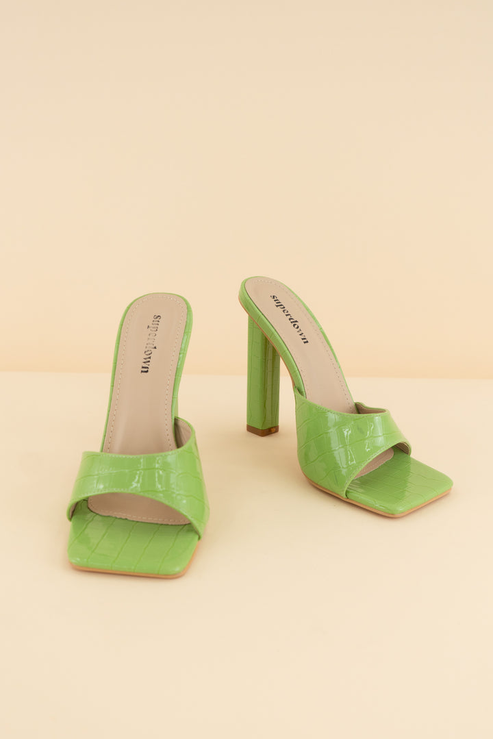 AUCTION super down light green snakeskin print open toe heels (8)