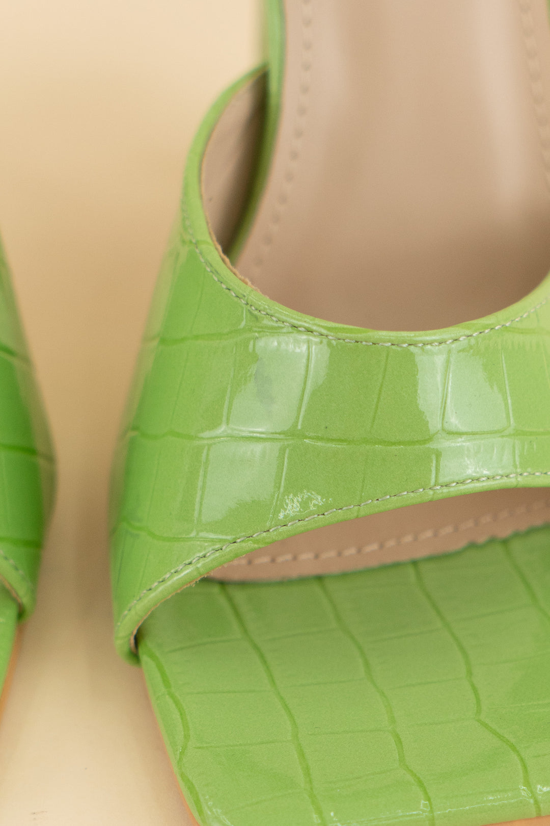 AUCTION super down light green snakeskin print open toe heels (8)