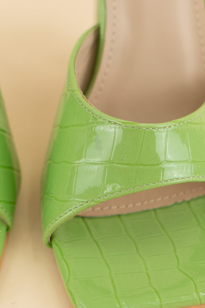 AUCTION super down light green snakeskin print open toe heels (8)