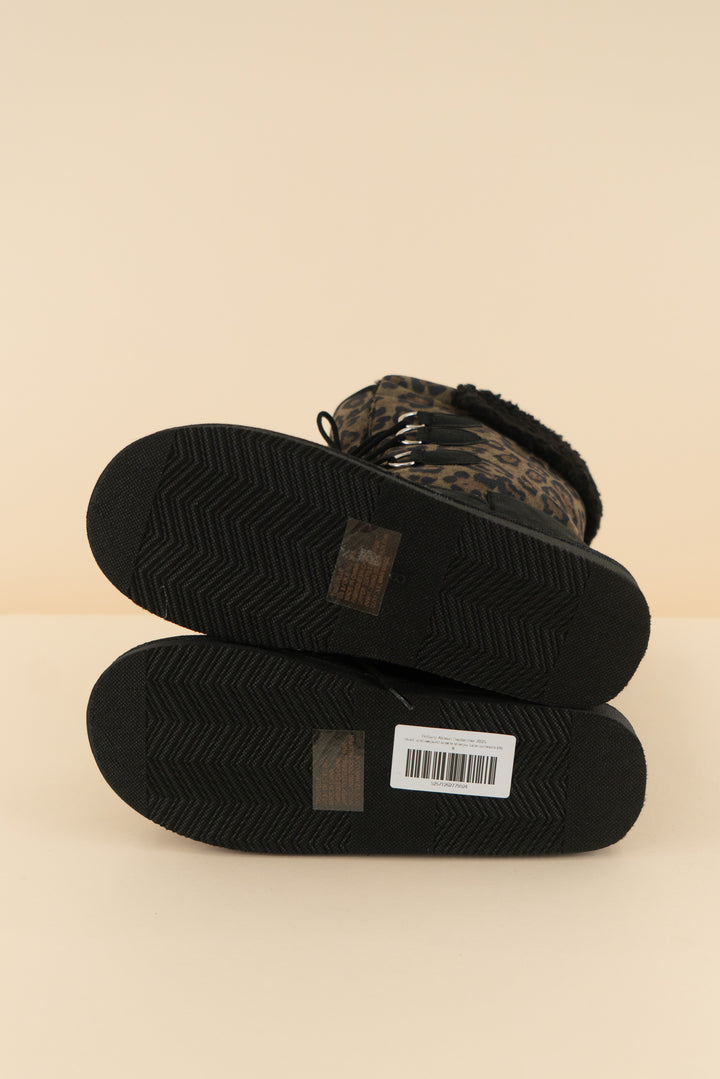 black and leopard suede sherpa lace up boots (8; retail $45)