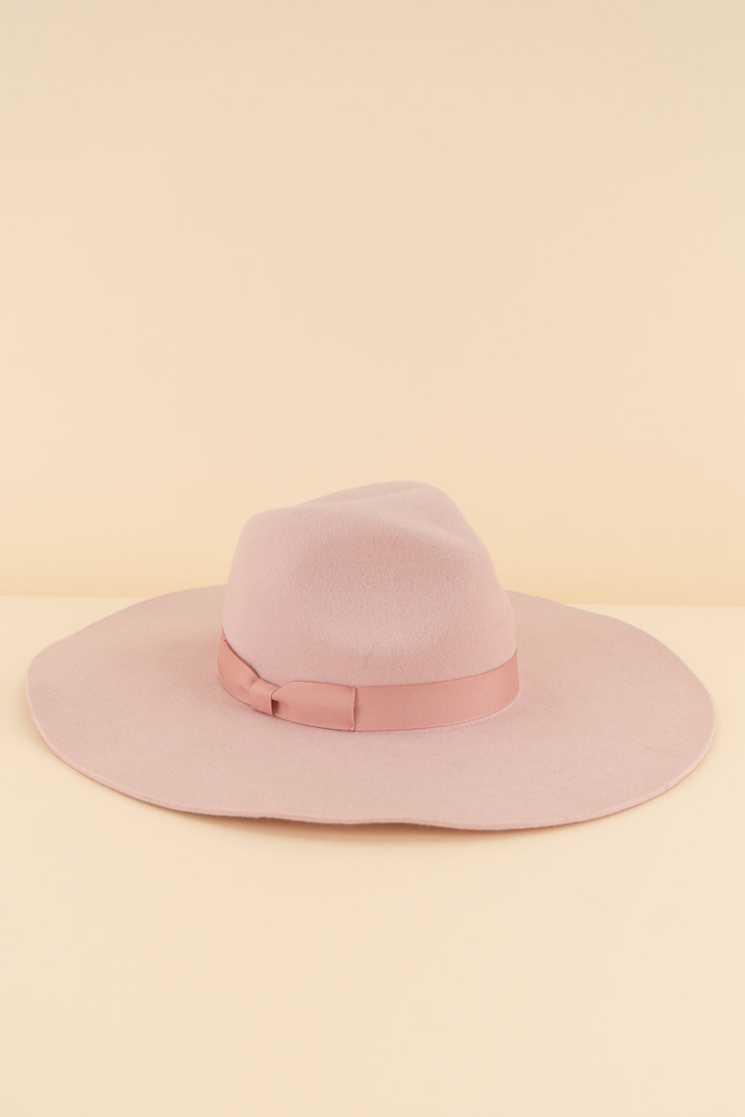 AUCTION lack of color light pink fedora hat with ribbon (m)