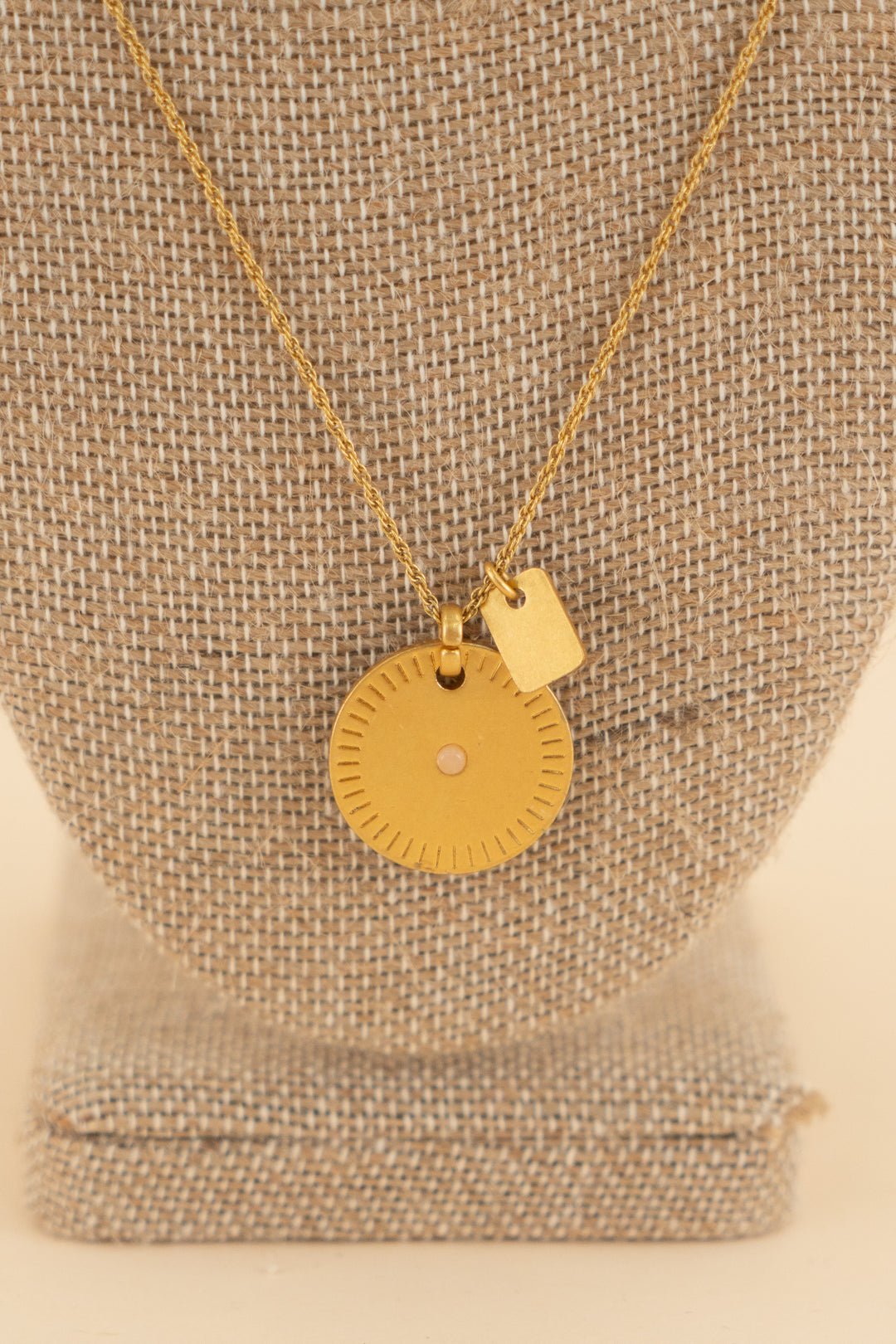 AUCTION gold circular pendant long necklace (os)