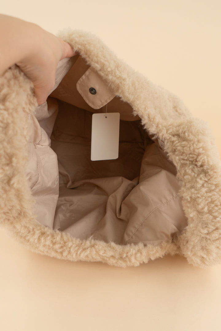 AUCTION jakke beige faux fur tote bag (os)