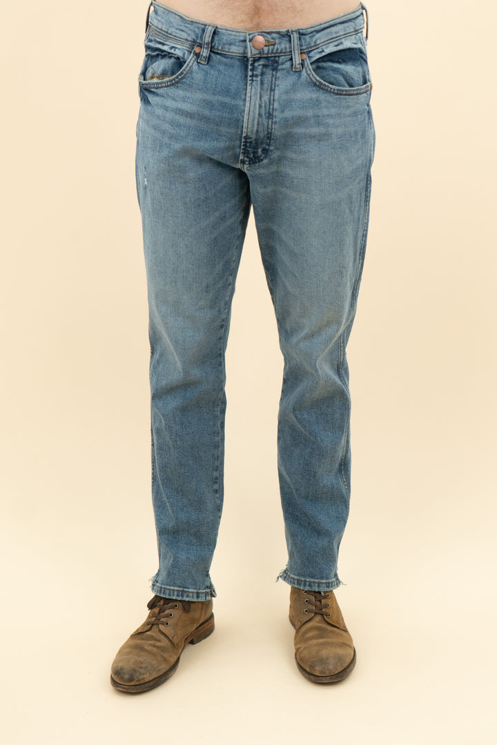 AUCTION wrangler medium wash straight jeans (34x32)- JASON