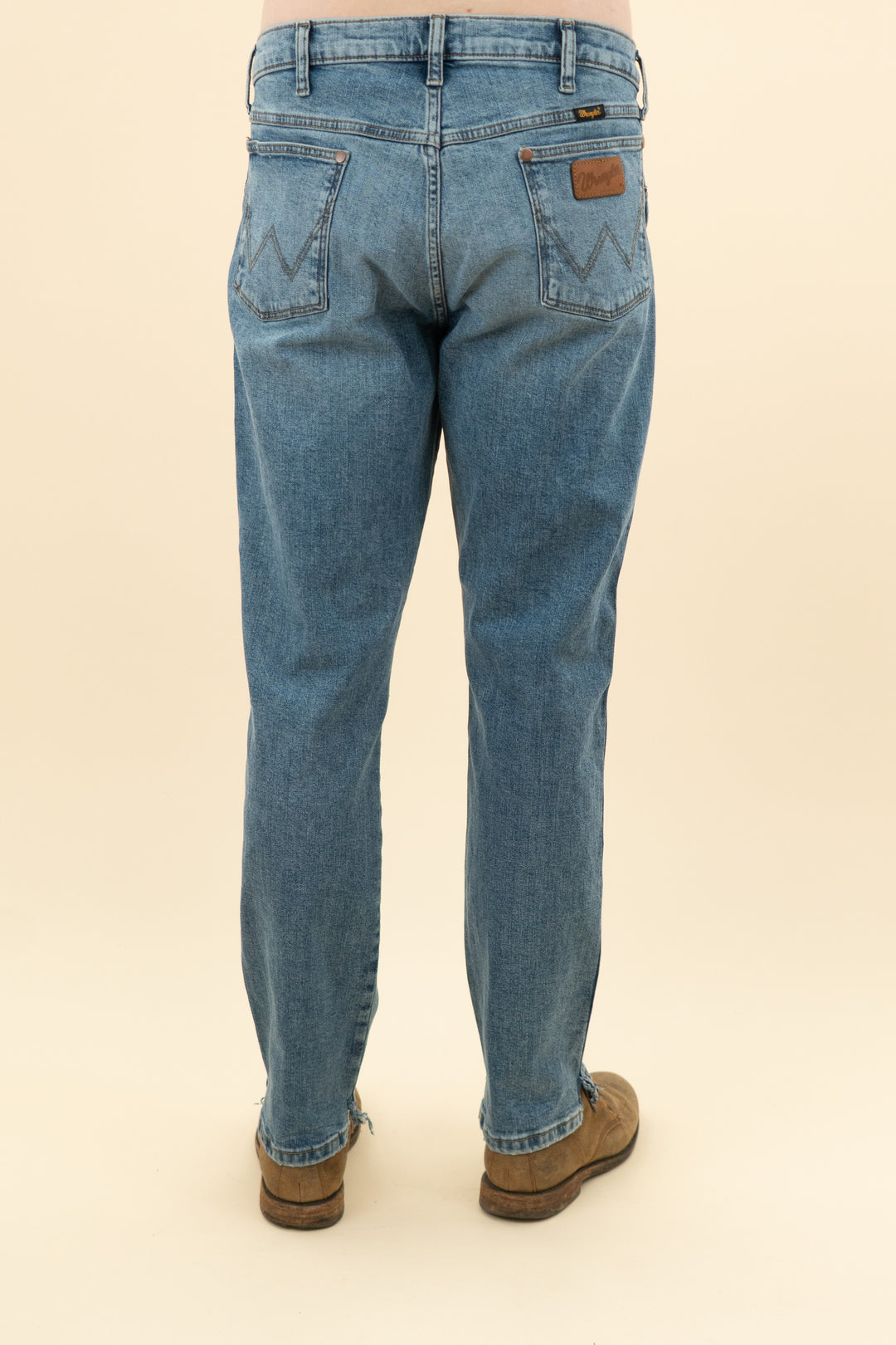 AUCTION wrangler medium wash straight jeans (34x32)- JASON