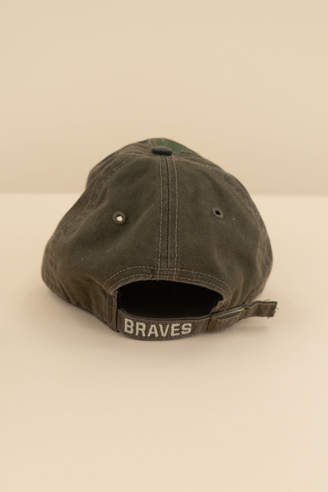 AUCTION 47 Atlanta braves camo hat (os)