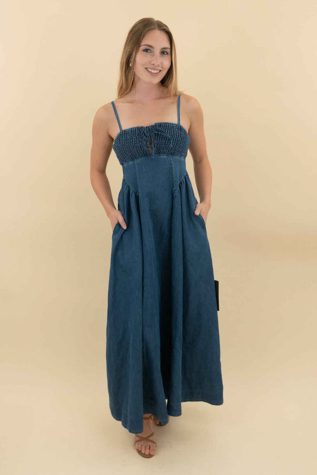 lulus dark wash denim smocked midi dress nwt (xs: retail $65)